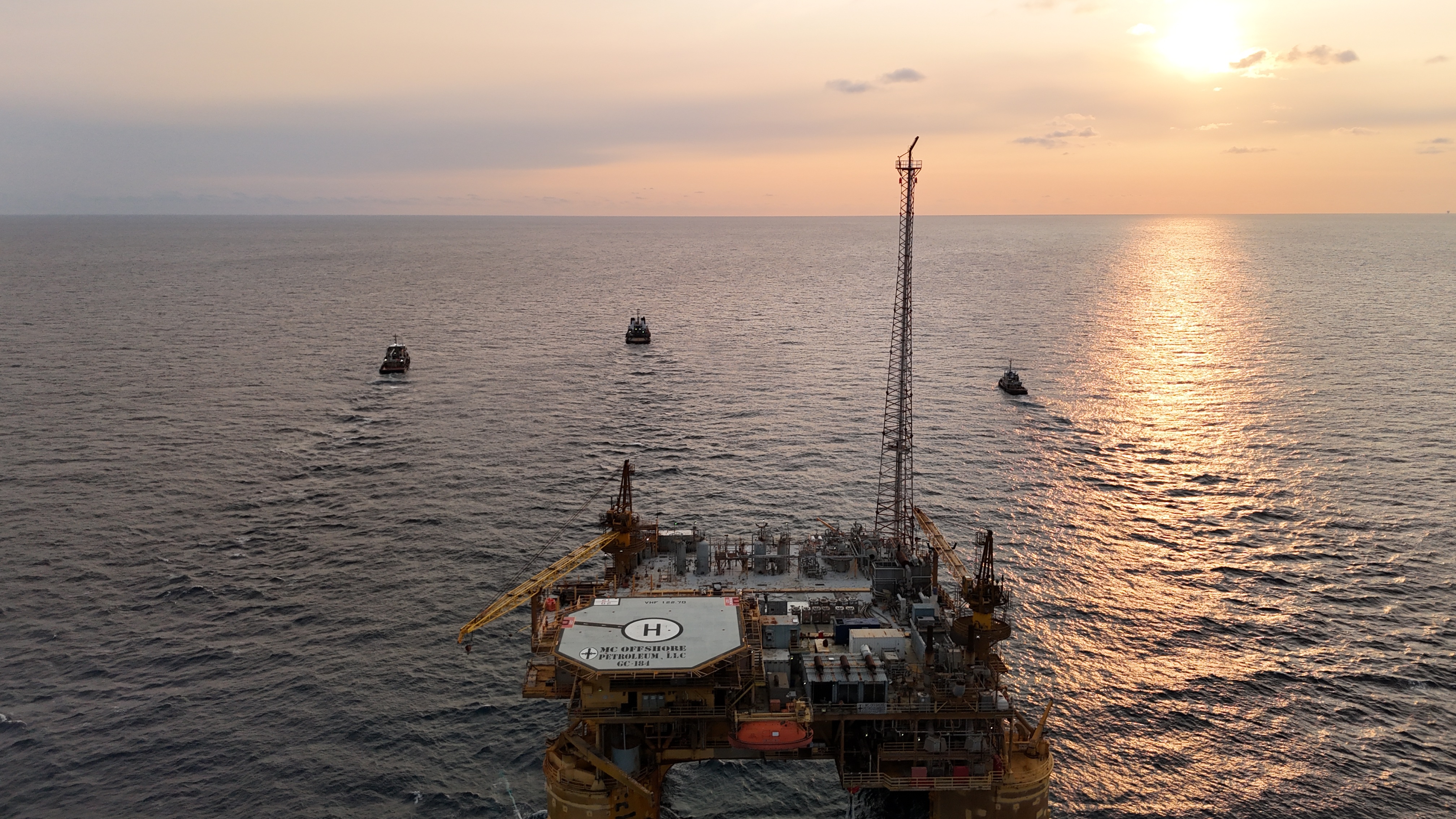 GC-184 Sunset with Tugs